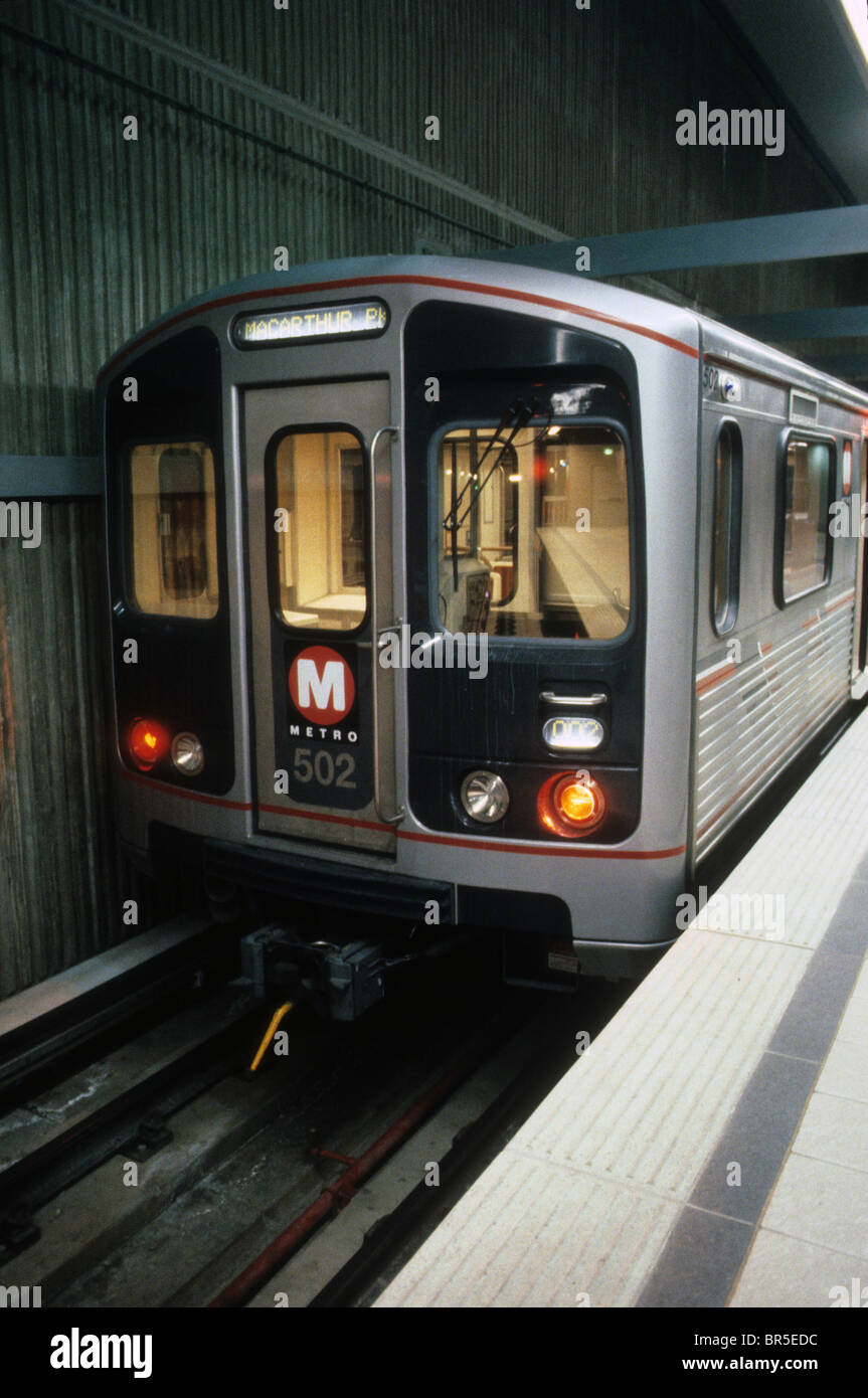 La metropolitana Metro treno Washington DC USA i pendolari light rail i mezzi di trasporto pubblici Foto Stock