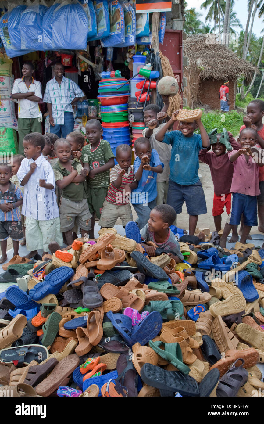 Zanzibar, Tanzania. Negozio su strada con le scarpe e sandali in vendita  Foto stock - Alamy