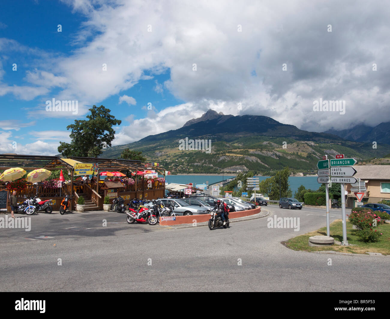 Il motociclismo a Lac de Serre Poncon tra Gap e Briancon, Hautes Alpes, Francia Foto Stock
