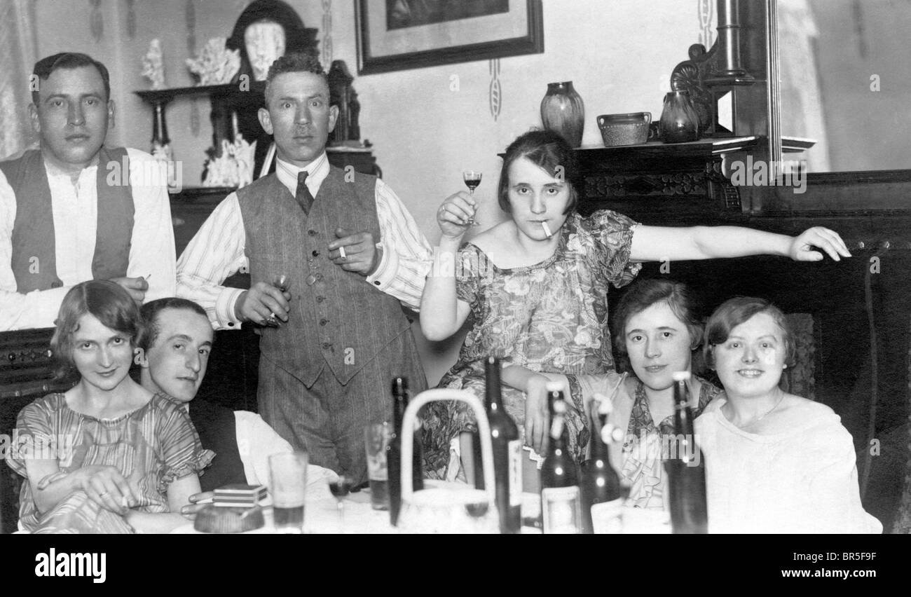 Fotografia storica, raffreddare la famiglia intorno 1923 Foto Stock
