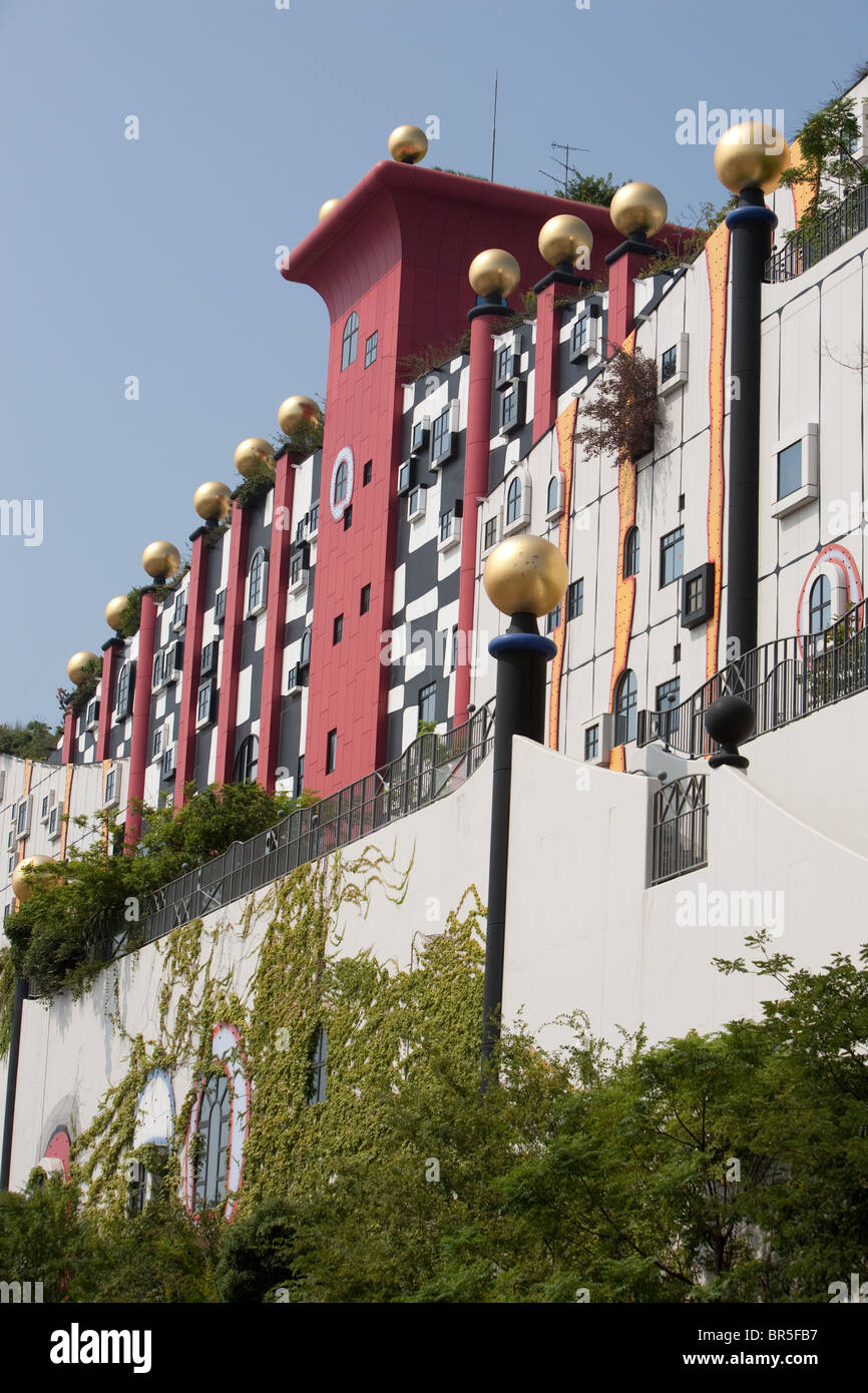 Maishima impianto di incenerimento, esterno progettato da ambientale Austriaco architetto Friedensreich Hundertwasser, di Osaka in Giappone. Foto Stock