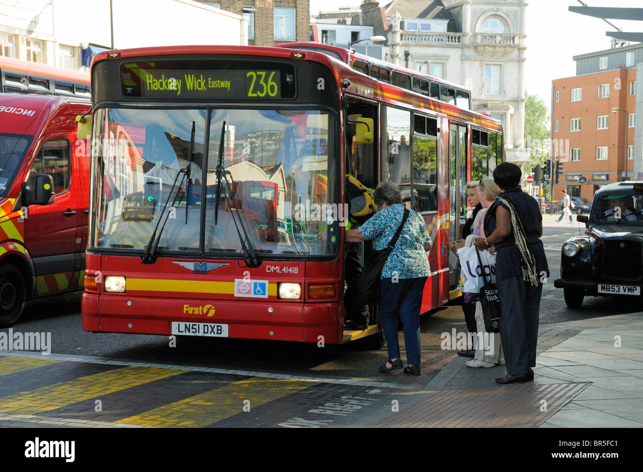 Persone di salire a bordo di una 236 single decker bus a Finsbury Park Londra Inghilterra REGNO UNITO Foto Stock