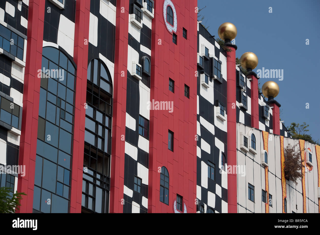 Maishima impianto di incenerimento, esterno progettato da ambientale Austriaco architetto Friedensreich Hundertwasser, di Osaka in Giappone. Foto Stock