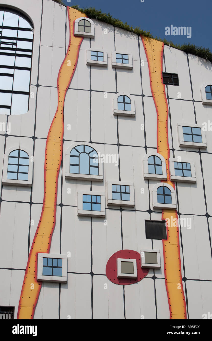 Maishima impianto di incenerimento, esterno progettato da ambientale Austriaco architetto Friedensreich Hundertwasser, di Osaka in Giappone. Foto Stock