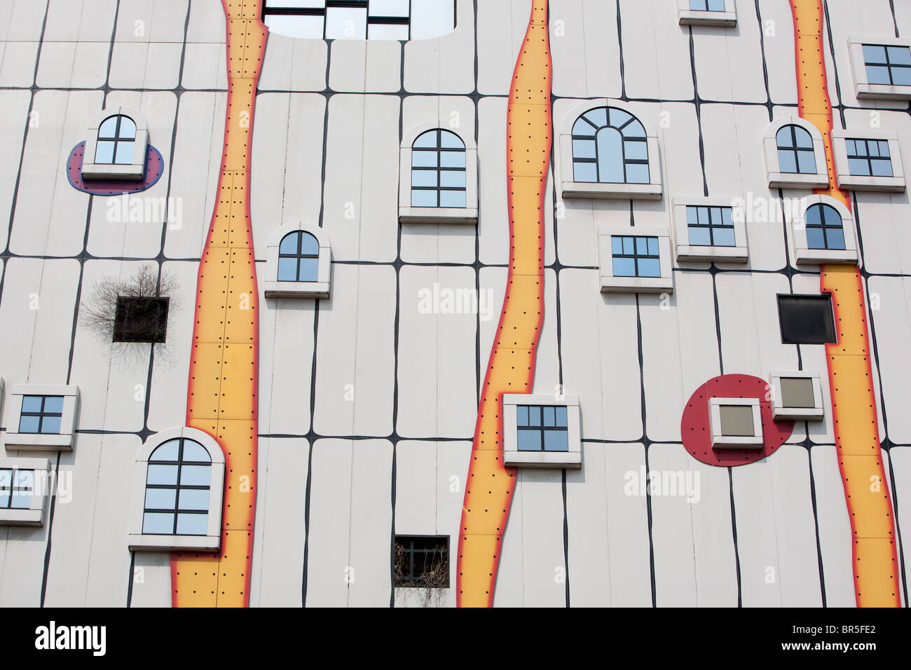 Maishima impianto di incenerimento, esterno progettato da ambientale Austriaco architetto Friedensreich Hundertwasser, di Osaka in Giappone. Foto Stock