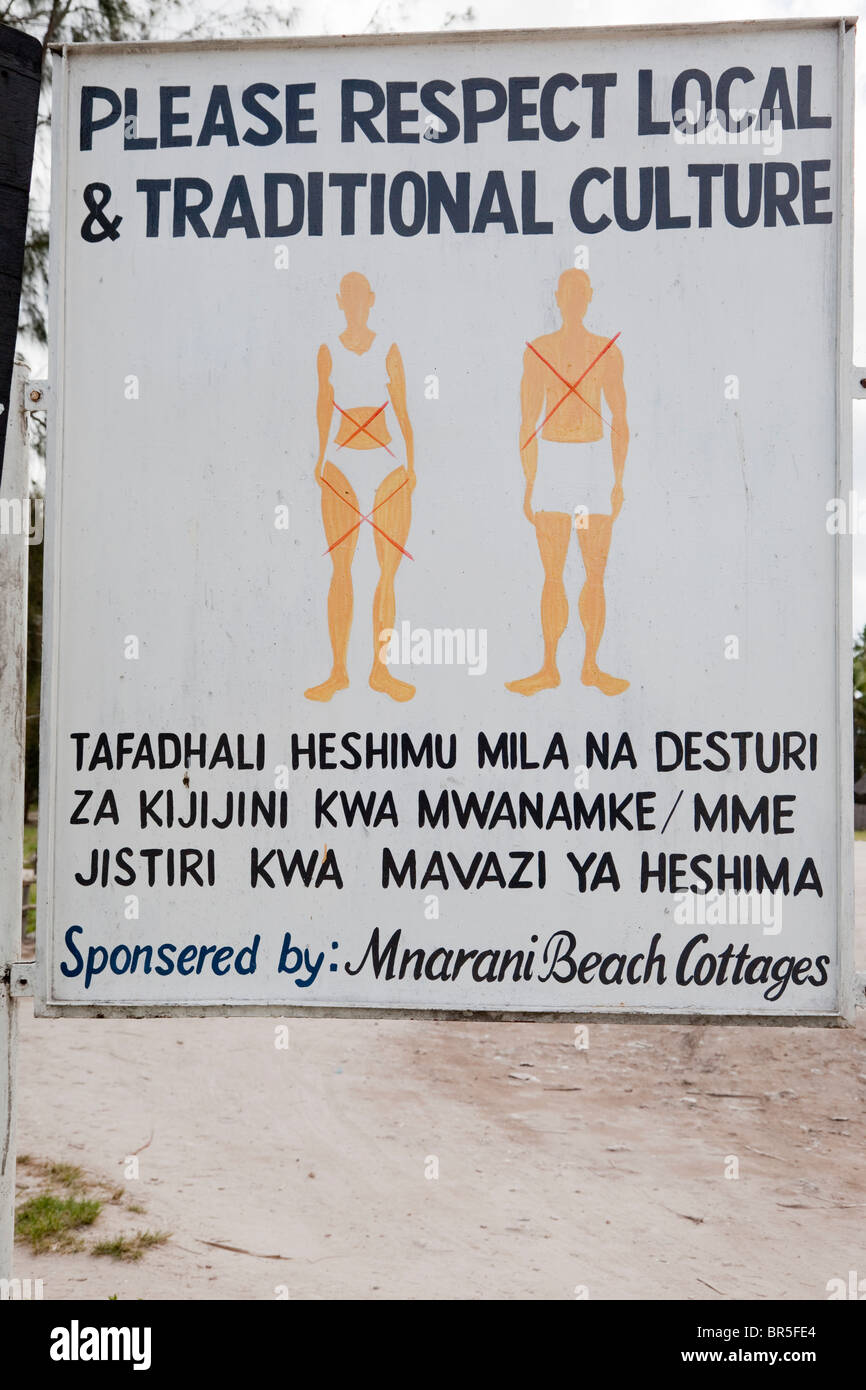 Nungwi, della Tanzania, Zanzibar. Segno chiedendo agli stranieri di rispettare la cultura locale. Foto Stock