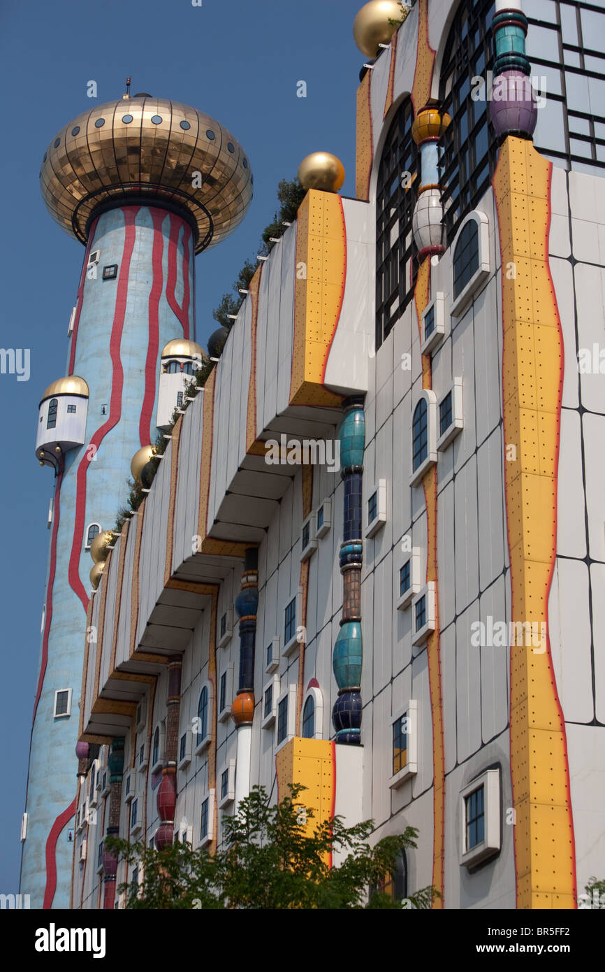 Maishima impianto di incenerimento, esterno progettato da ambientale Austriaco architetto Friedensreich Hundertwasser, di Osaka in Giappone. Foto Stock