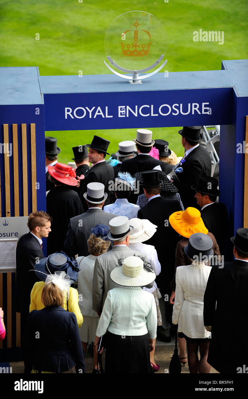 File Racegoers nella Royal Enclosure area di visualizzazione durante il giorno uno del Royal Ascot Foto Stock