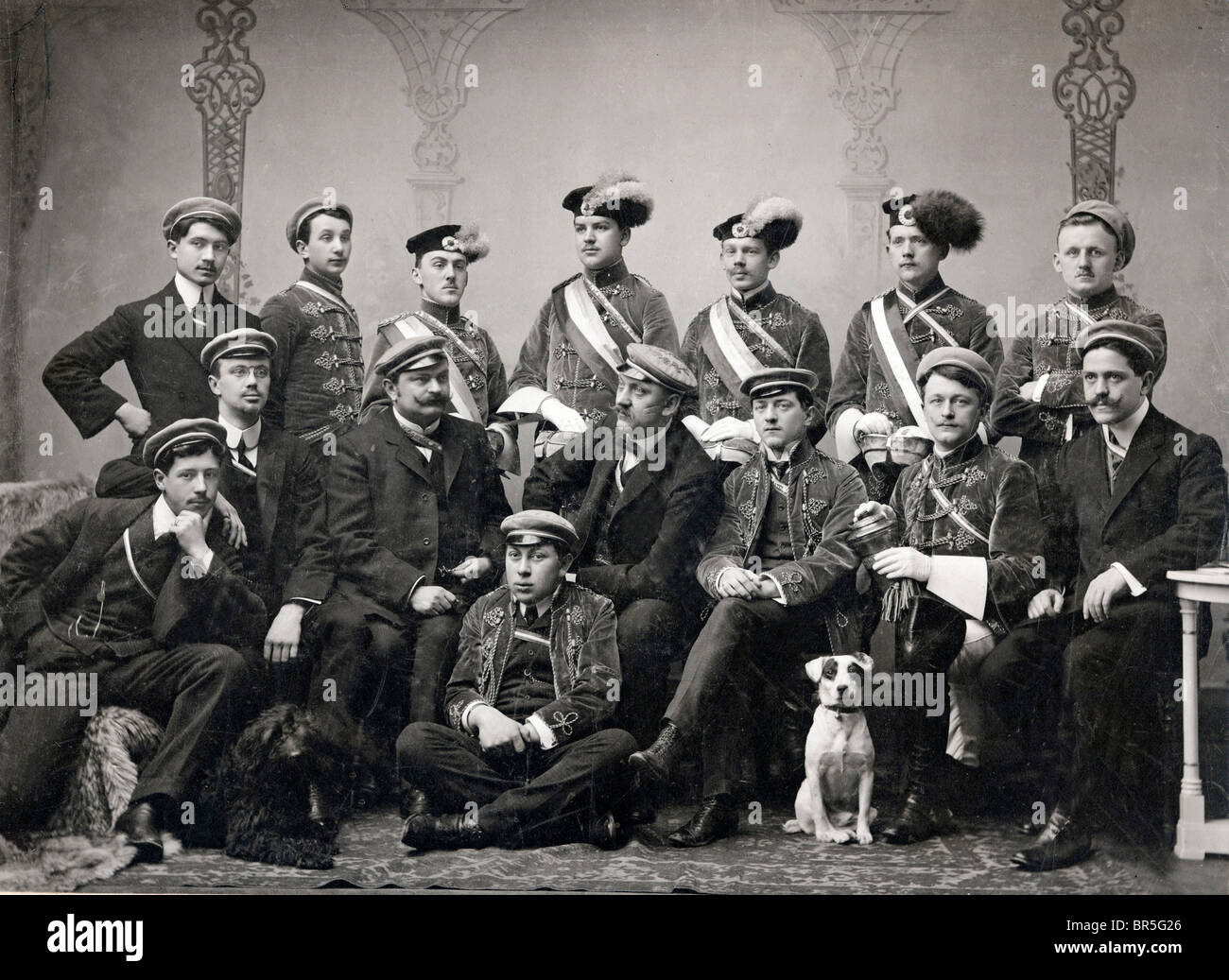 Fotografia storica, gruppo di studenti con un Jack Russel, circa 1909 Foto Stock