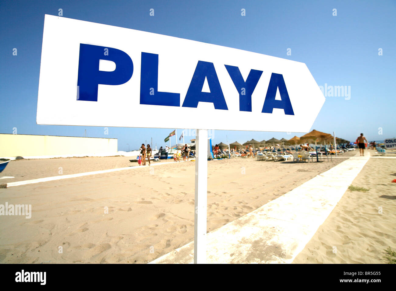 Playa segno su una spiaggia spagnola rivolti verso il mare Foto Stock