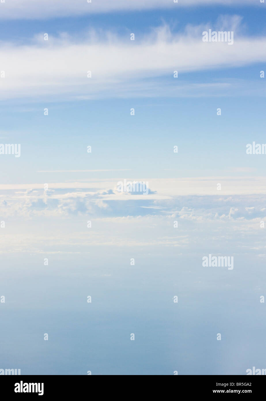 Un cielo azzurro con soffici nuvole bianche Foto Stock