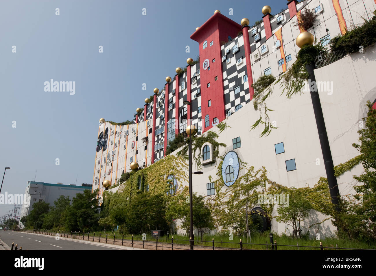 Maishima impianto di incenerimento, esterno progettato da ambientale Austriaco architetto Friedensreich Hundertwasser, di Osaka in Giappone. Foto Stock