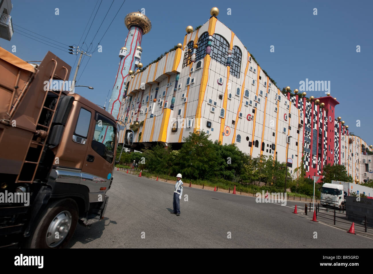 Maishima impianto di incenerimento, esterno progettato da ambientale Austriaco architetto Friedensreich Hundertwasser, di Osaka in Giappone. Foto Stock