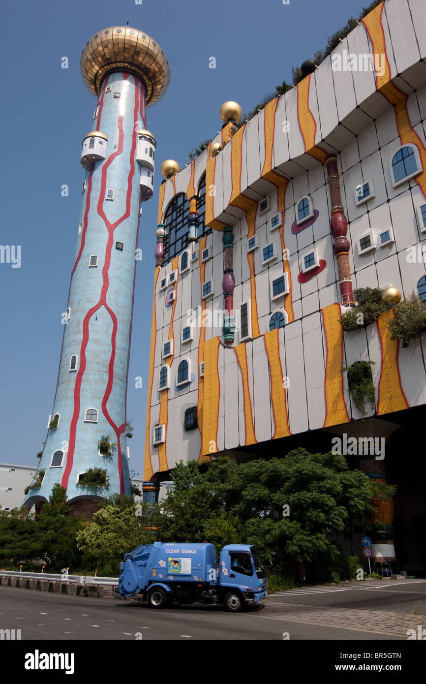 Maishima impianto di incenerimento, esterno progettato da ambientale Austriaco architetto Friedensreich Hundertwasser, di Osaka in Giappone. Foto Stock
