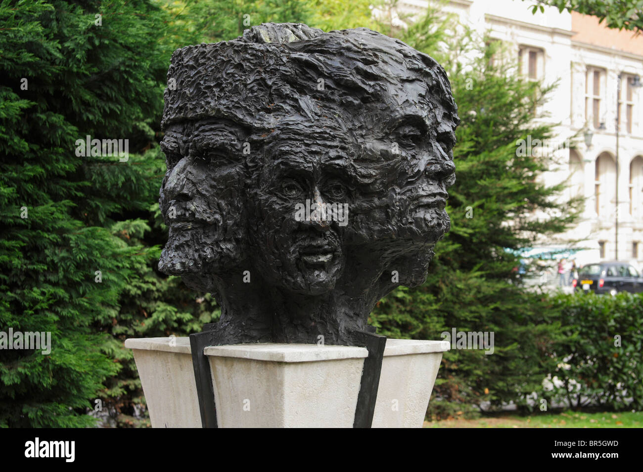 Dodici facce di uomo statua in bronzo, South Kensington, London REGNO UNITO Foto Stock