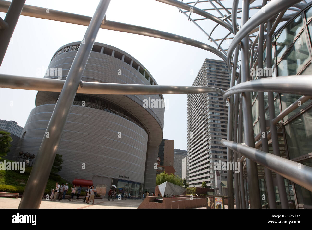 Osaka Science Museum, accanto alla scultura di metallo del Museo Nazionale di Arte, nel quartiere Dojima, di Osaka in Giappone. Foto Stock