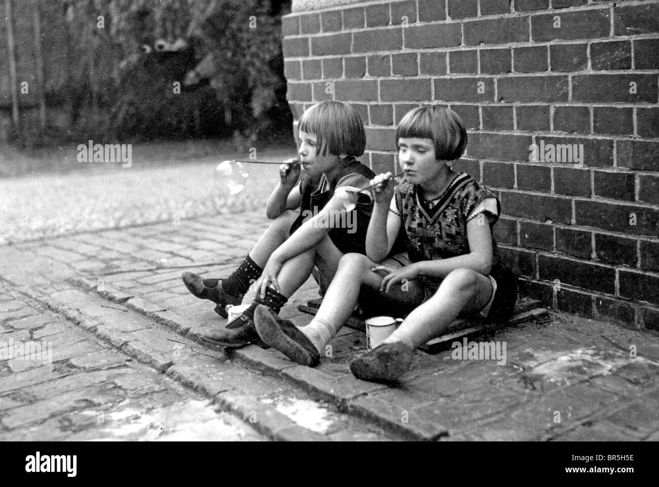 Fotografia storica, due ragazze soffiare bolle, intorno al 1930 Foto Stock