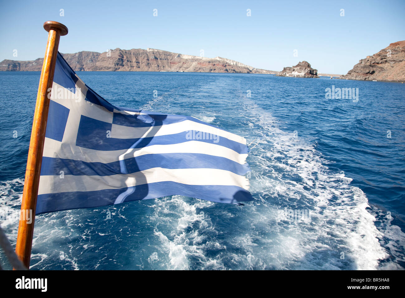 Bandiera Greca volando sopra la barca wake Foto Stock