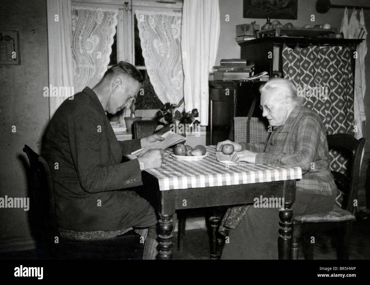 Fotografia storica, madre e figlio seduti ad un tavolo, intorno al 1932 Foto Stock