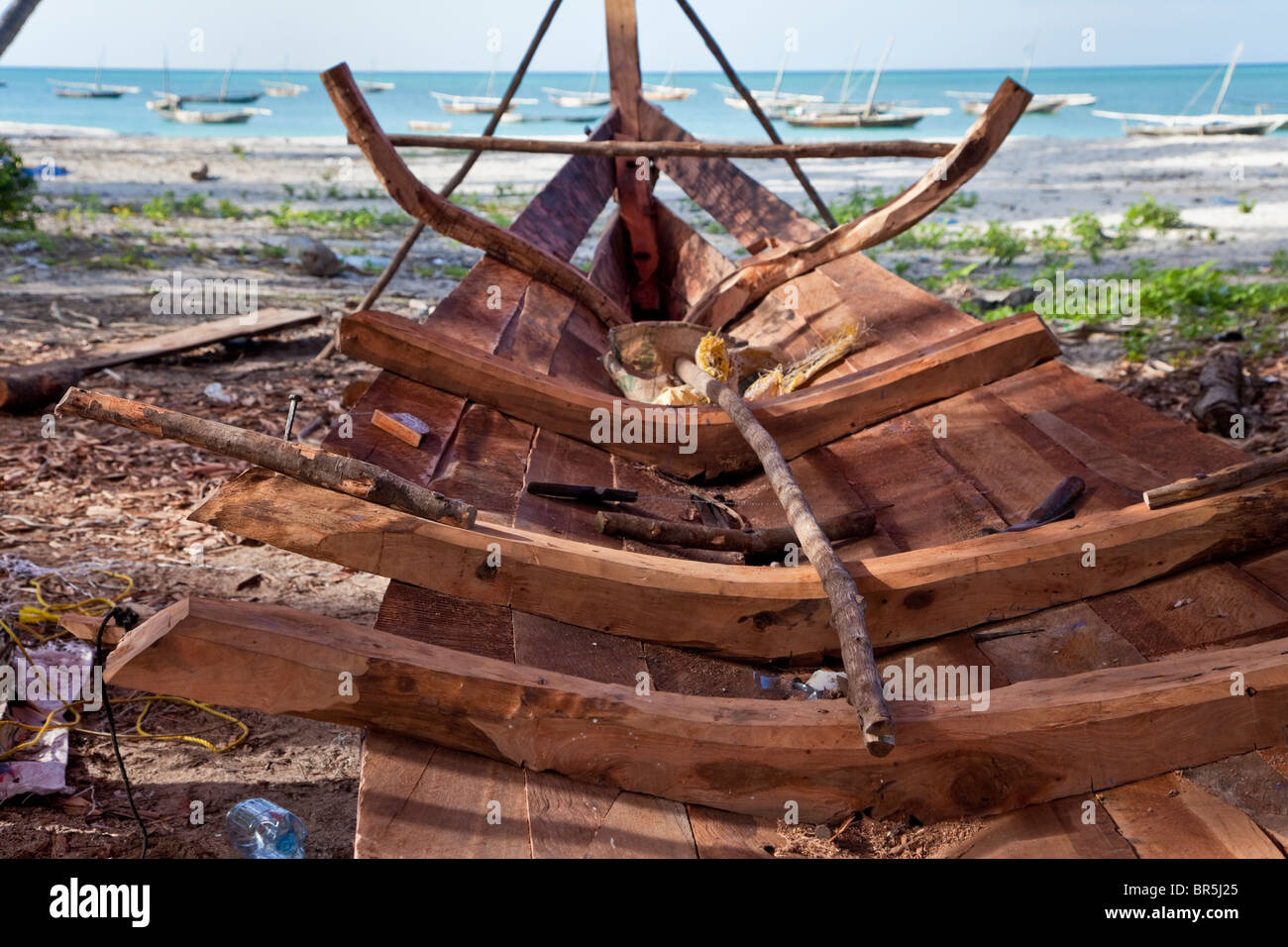 Nungwi, Zanzibar, Tanzania. Dhow chiglia in costruzione, Boat Building. Nervature interne tenere tavole esterno in luogo. Foto Stock