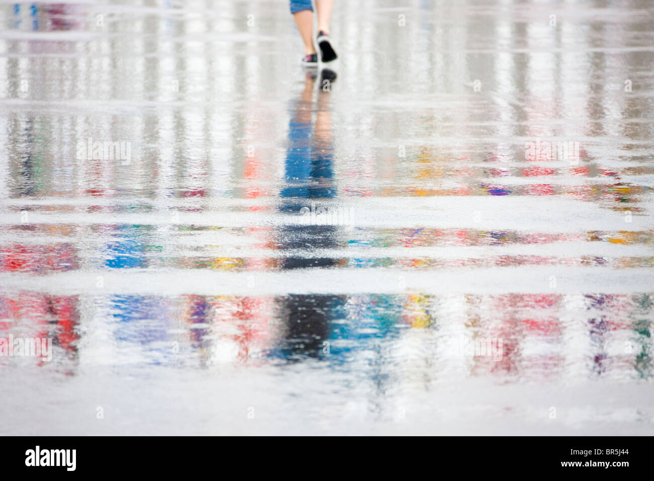 La riflessione di persone e di poli di bandiera sul terreno in caso di pioggia, 2010 Expo Shanghai, Cina Foto Stock