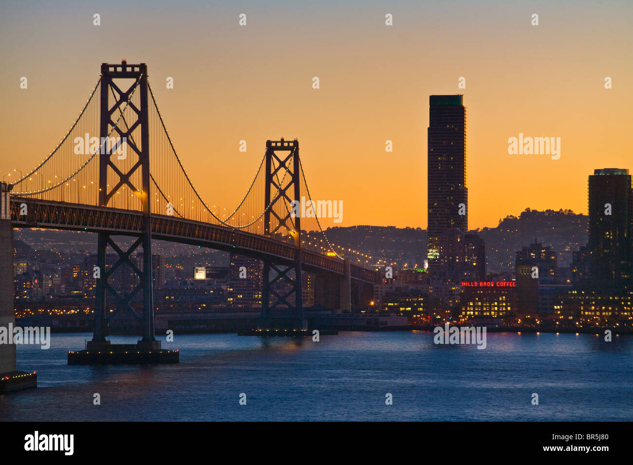 Il ponte della baia e la città al tramonto - SAN FRANCISCO, CALIFORNIA Foto Stock