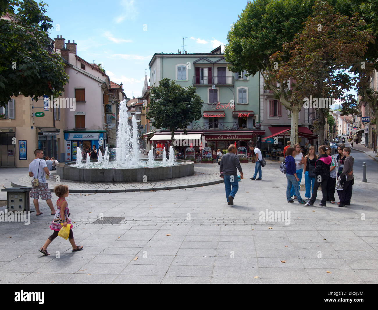 Città pittoresca piazza con fontana nel gap, Hautes Alpes, Francia Foto Stock