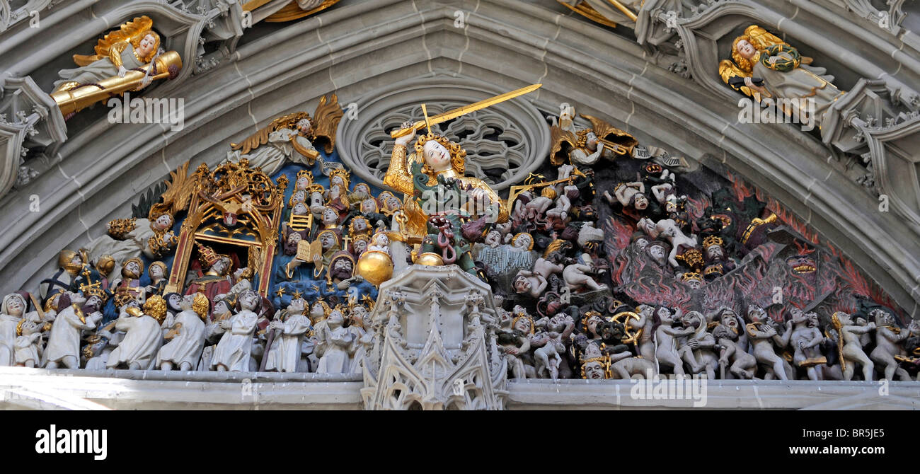Rappresentazione del paradiso e inferno sulla facciata della cattedrale di Muenster, una chiesa gotica a Berna, Svizzera. Foto Stock