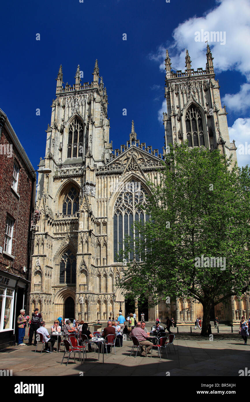 Una vista di estate di York Minster e York, Yorkshire County, England, Regno Unito Foto Stock