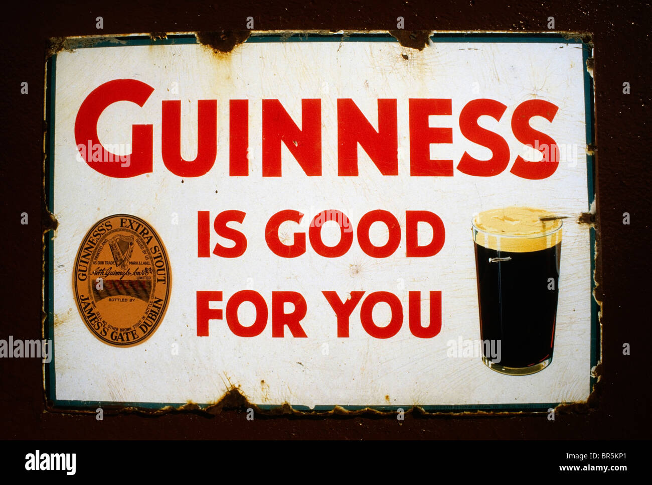 Irlanda, tradizionale pub Irlandese, vecchio segno Guinness Foto Stock