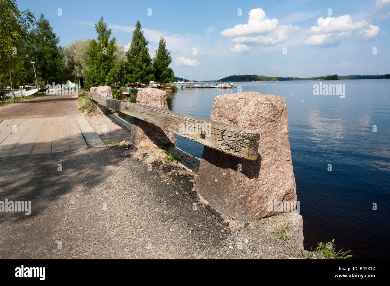 Vecchia strada laterale barriera di sicurezza Foto Stock