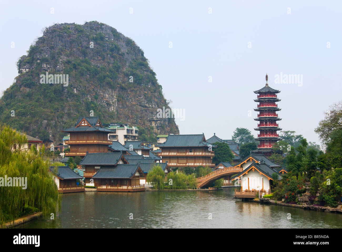 Sun Pagoda (chiamato anche la pagoda dorata) con architettura tradizionale in Shan Lake, Guilin, Guangxi, Cina Foto Stock