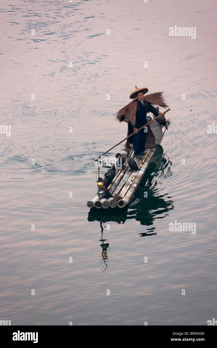 Fisherman su zattera di bambù sul Fiume Li e Yangshuo, Guangxi, Cina Foto Stock