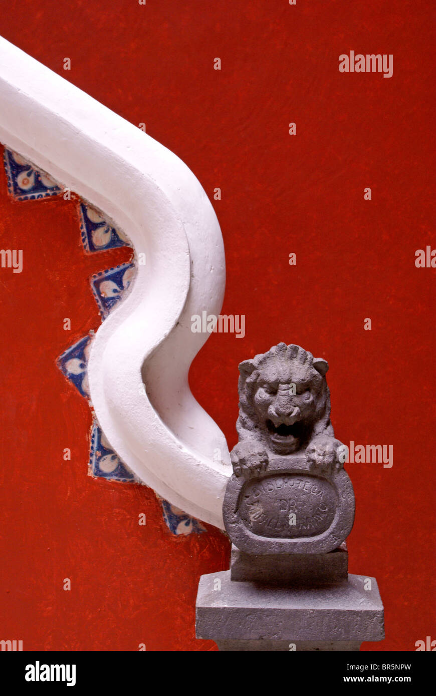 Lion statua nel Museo Casa del Alfenique, Puebla, Messico. Il centro storico di Puebla è un sito Patrimonio Mondiale dell'UNESCO. Foto Stock