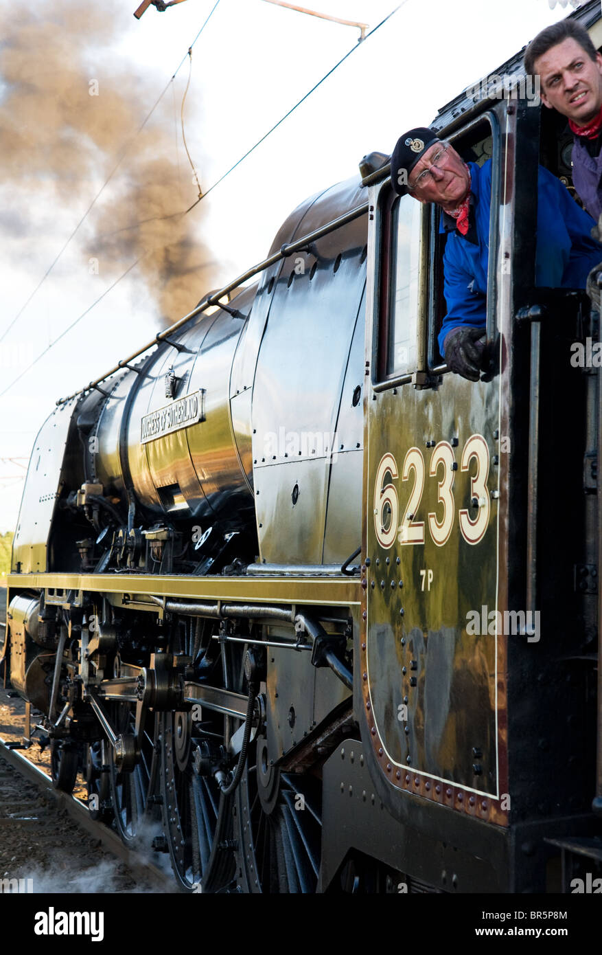 La "Princess incoronazione' class locomotiva a vapore 'Duchess di Sutherland' tira la "montagna di pennini Express'. Foto Stock