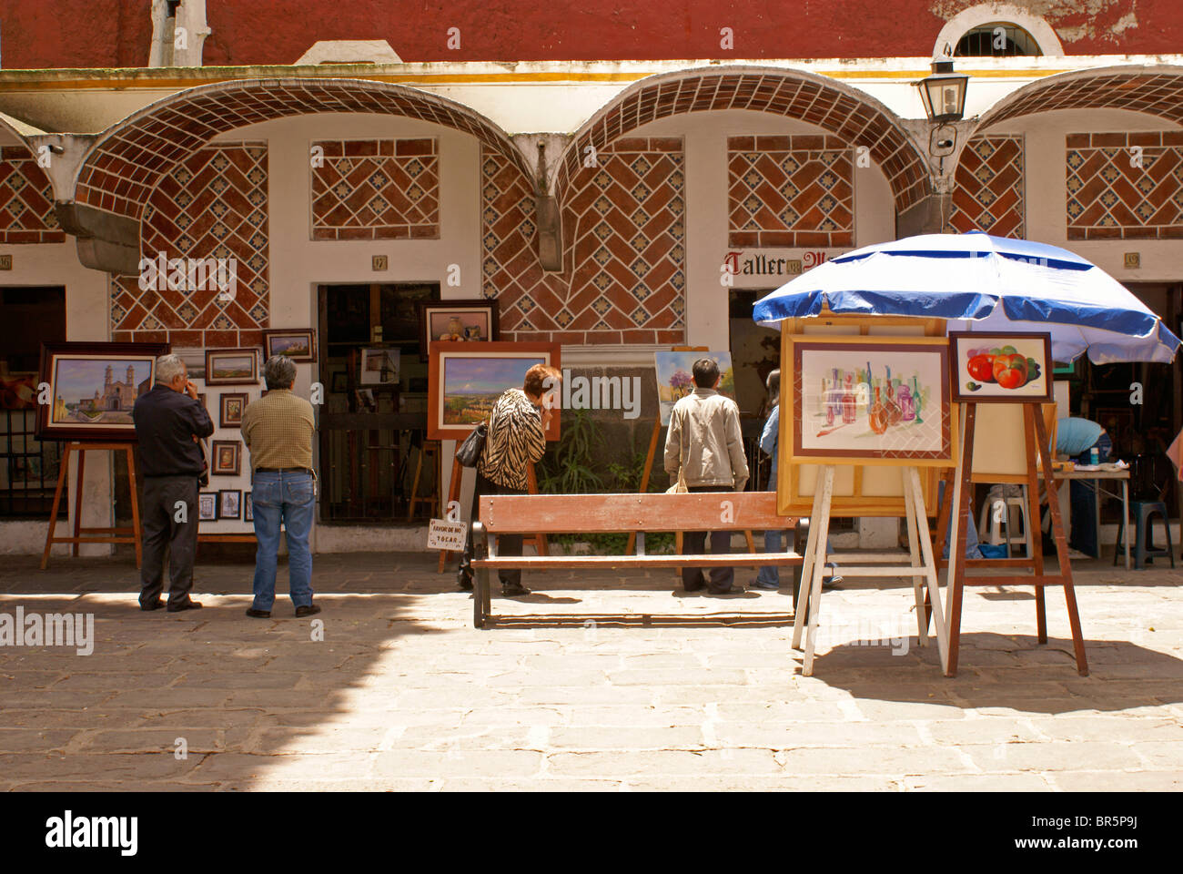 Artisti, persone browsing e dipinti per la vendita nel Barrio del artista o artista trimestre nella città di Puebla, Messico Foto Stock