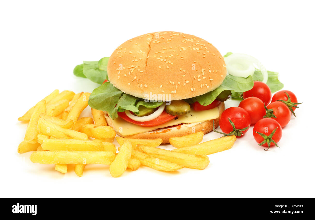 Primo piano di una fresca cheeseburger con patate fritte isolate su sfondo bianco Foto Stock