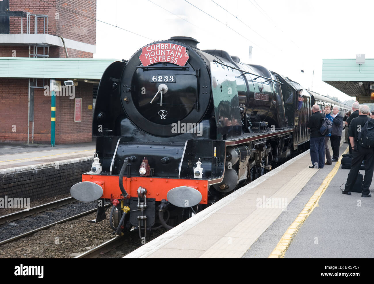 La "Princess incoronazione' class locomotiva a vapore 'Duchess di Sutherland' tira la "montagna di pennini Express'. Foto Stock