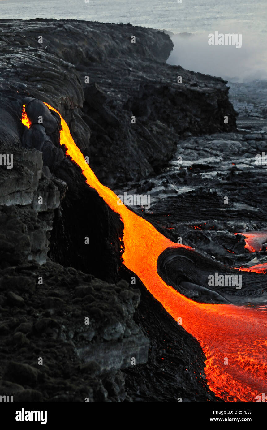 Il fiume di lava fusa che scorre verso il mare del vulcano Kilauea, isole Hawaii, STATI UNITI D'AMERICA Foto Stock