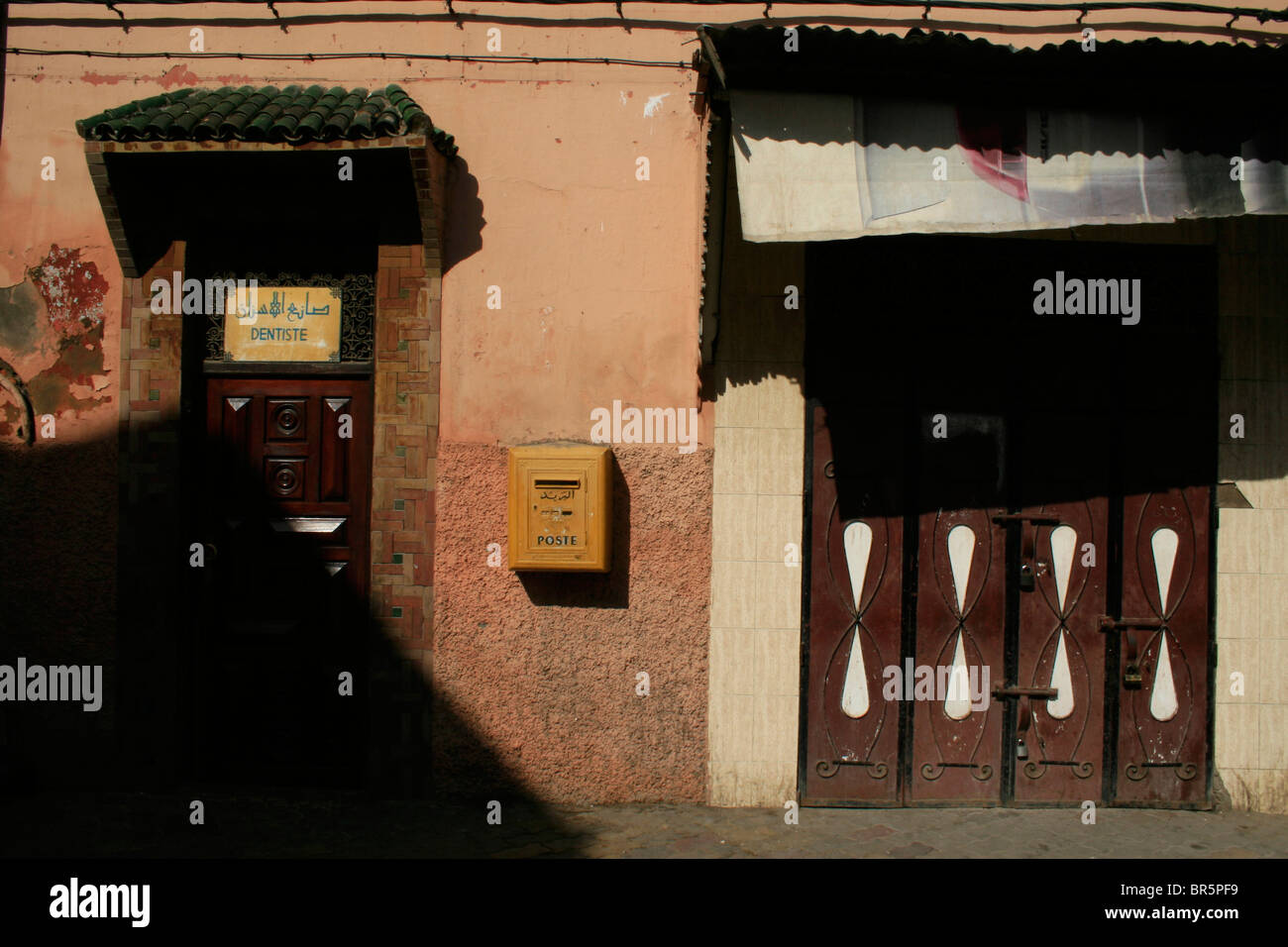 11 settembre 2009; un dentista e una casella di posta è visto nella coperta souk di Marrakech, Marocco. Foto di David Pillinger. Foto Stock