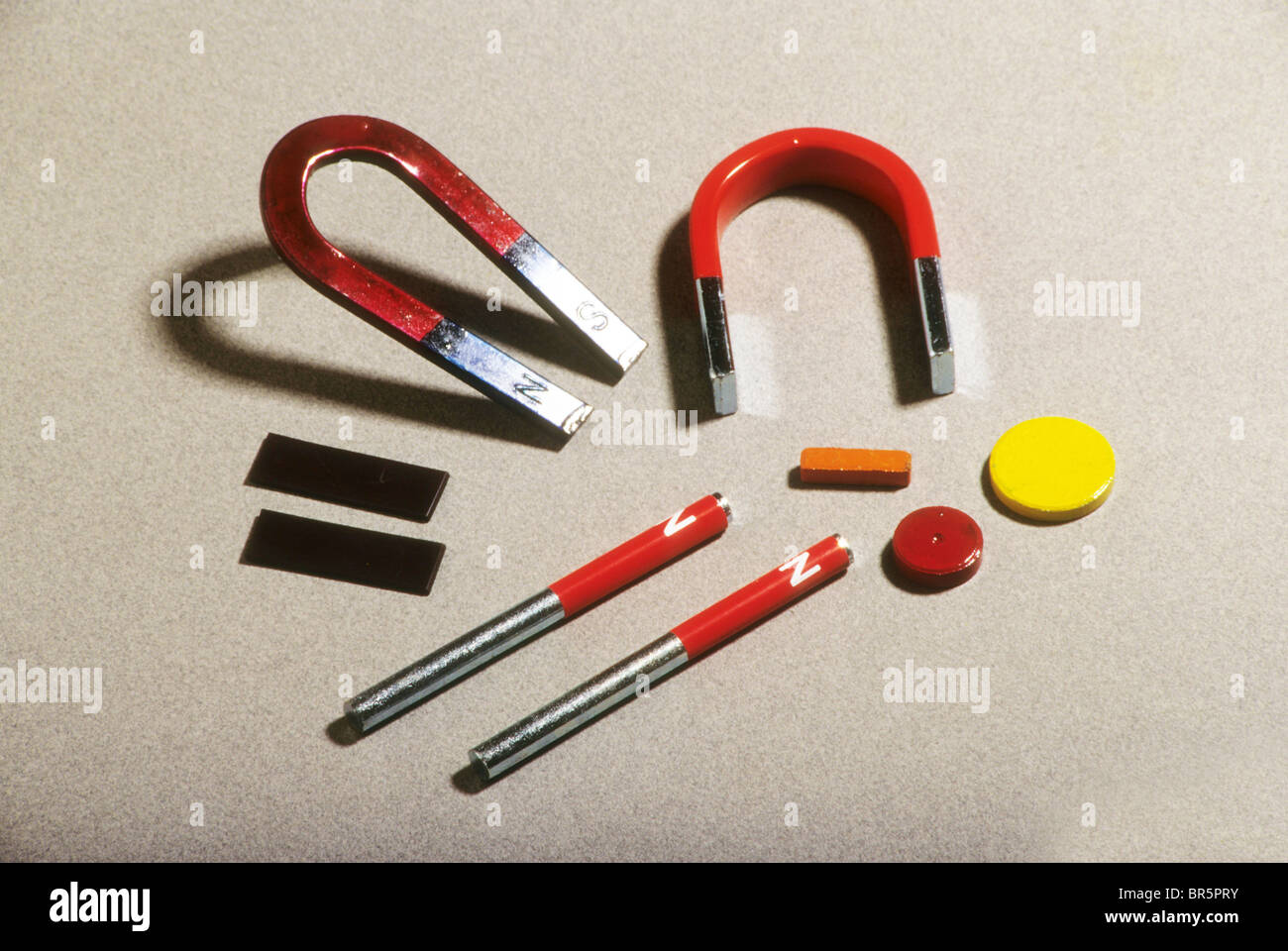 Varietà il magnete a ferro di cavallo disco bar asta di grande classe piccola scienza utensile a striscia in gomma Foto Stock