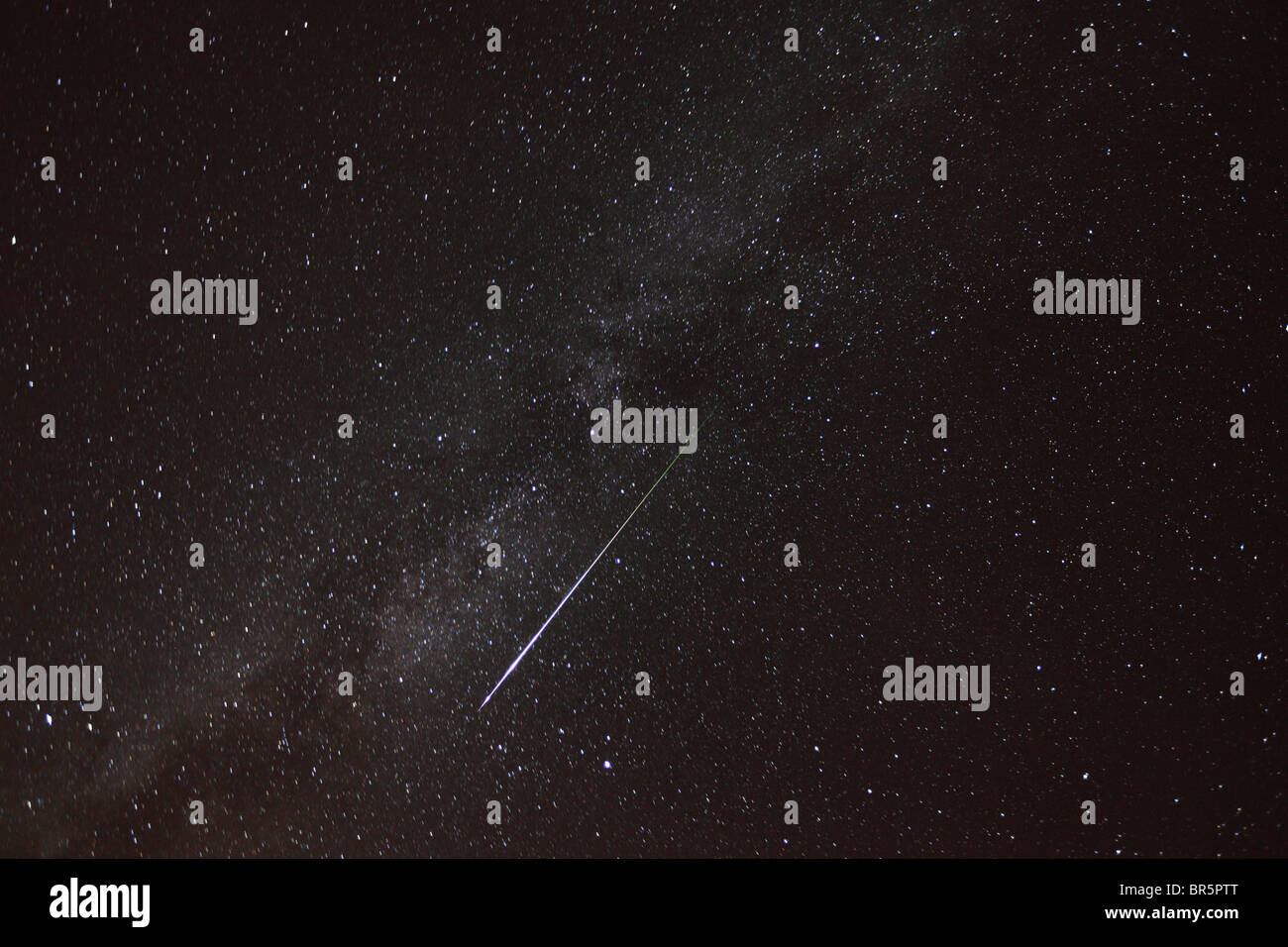 Un Perseids shooting star e la Via Lattea. Foto Stock