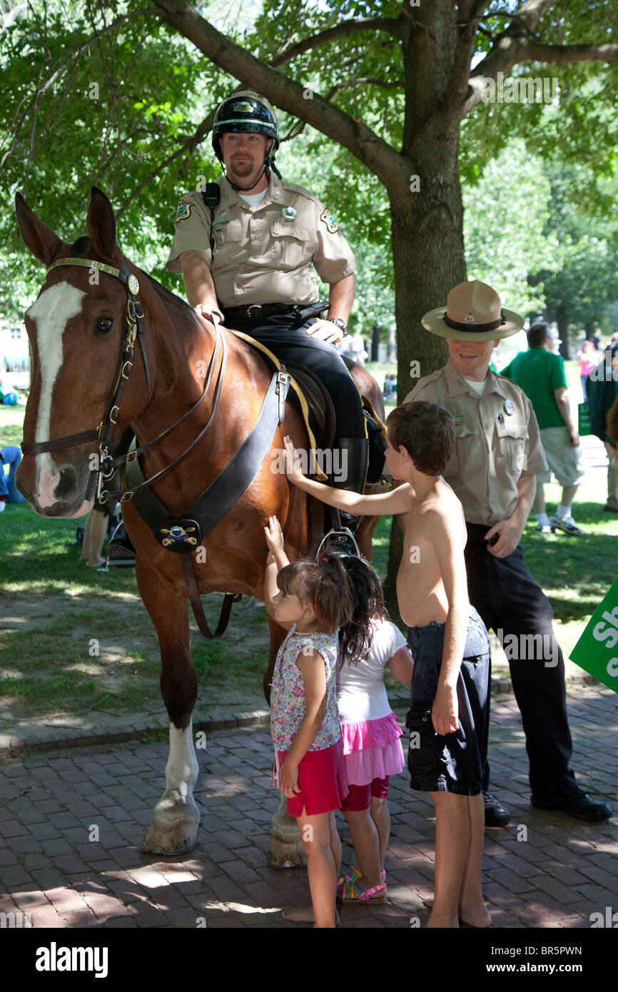Boston, Massachusetts - Bambini pet a cavallo di polizia su Boston Common. Foto Stock
