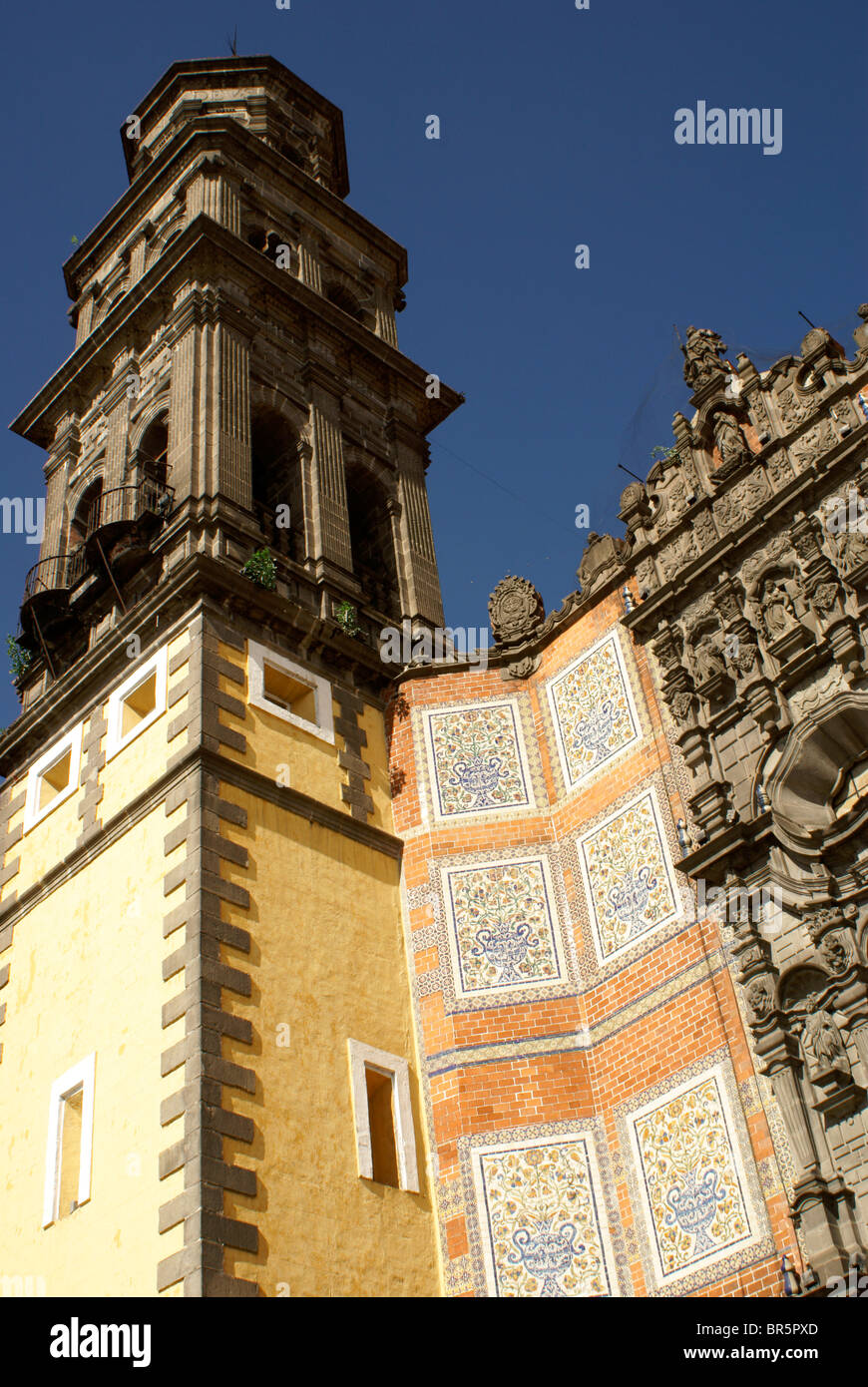 Talavera piastrelle facciata del Templo la chiesa di San Francisco nella città di Puebla, Messico Foto Stock