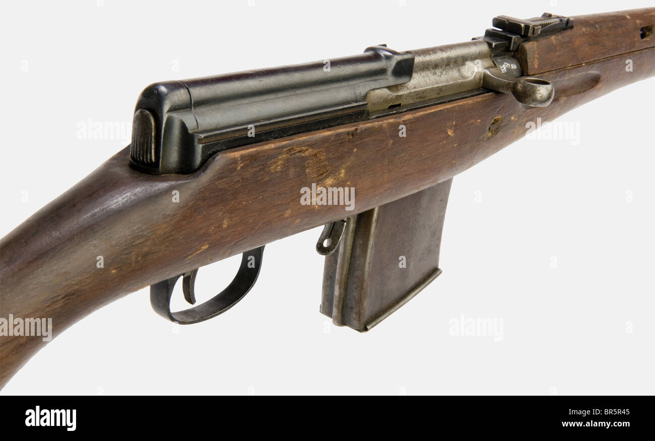 Un fucile semiautomatico sovietico Tokarev SVT 40, calibro 7,62 x 54R,  numero CB 3779. Reblued postwar, alcuni punti di ruggine leggera  pricipalmente sul bullone, scomparto unmatching (NA 3165). Danni minori sul  calcio,