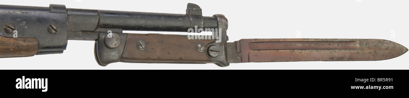 Un fucile corto italiano Carcano modello 1891/38, calibro 6,5 x 52, numero di serie UB98333. Nero repainted post-guerra, vista semplificata, senza la sua imbracatura, ma con una baionetta pieghevole rimovibile senza il suo scabbard. Storico, storico, 19th secolo, pistola, armi, arma da fuoco, arma da fuoco, armi da fuoco, armi da fuoco, armi, braccio, dispositivo di combattimento, oggetto, oggetti, alambicchi, clipping, ritagli, taglio, cut-out, cut-out, arma militare, militaria, pezzo di attrezzatura, Foto Stock