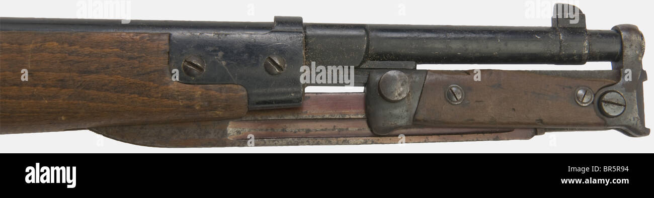 Un fucile corto italiano Carcano modello 1891/38, calibro 6,5 x 52, numero di serie UB98333. Nero repainted post-guerra, vista semplificata, senza la sua imbracatura, ma con una baionetta pieghevole rimovibile senza il suo scabbard. Storico, storico, 19th secolo, pistola, armi, arma da fuoco, arma da fuoco, armi da fuoco, armi da fuoco, armi, braccio, dispositivo di combattimento, oggetto, oggetti, alambicchi, clipping, ritagli, taglio, cut-out, cut-out, arma militare, militaria, pezzo di attrezzatura, Foto Stock