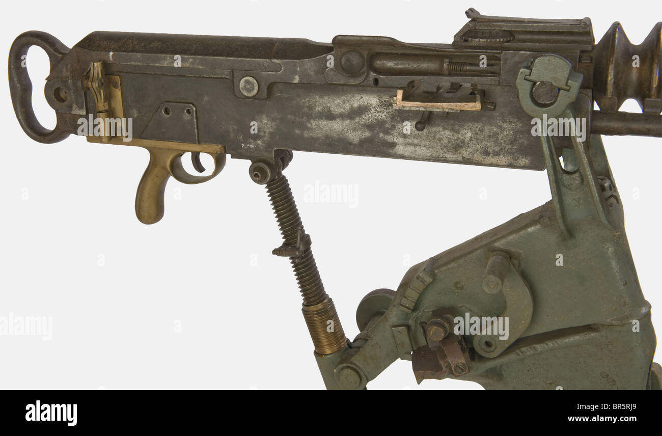 Una pistola per macchine pesanti Hotchkiss 14 francese, calibro 8mm Lebel, numero di serie 2-5183, ad eccezione di alcune parti come la canna (n. PC-4302) e la fascia del cilindro gaz (n. H2-5183). Originale bluing (50%), leggermente snocciolato, datato 1939, con il suo originale complesso rivettato hidder flash. Treppiede dipinto di verde chiaro con marcatura 'aff–t Hotchkiss' e '1376'. Storico, storico, 1930s, 20th secolo, pistola, armi, arma da fuoco, arma da fuoco, armi da fuoco, armi da fuoco, armi, arma, braccio, dispositivo di combattimento, oggetto, oggetti, alambicchi, clippings, cut-out, cut-out, militare, milionari, Foto Stock