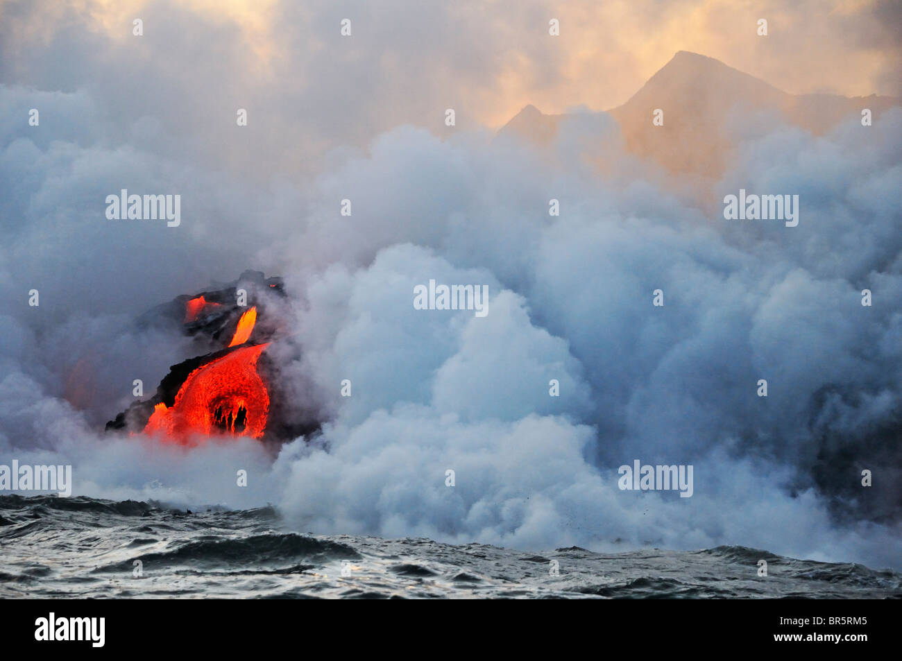 Aumento del vapore su off la lava scorre in oceano, vulcano Kilauea, isole Hawaii, Stati Uniti Foto Stock