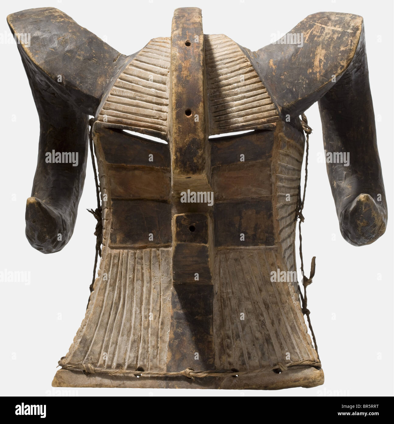 Maschera zoomorfica di Kifwbe della maschera di legno di Luba, Congo con pigmentazione policromatica, sbiancata con caolino, con bella patina. Forma alta e sottile con corni a pistone ad ampia estensione, alta cresta e sottile bocca rettangolare, oltre a decorazioni geometriche e scanalate distinte. Fori continui per il fissaggio. Con tracce di età e di usura, colorazione piuttosto strofinata. Altezza circa 39 cm, larghezza circa 40 cm. La cresta distinta combinata con le corna di pistone classifica questa maschera estremamente rara come un tipo maschio. Una barba di fibre di rafia così come un lungo, costume intrecciato, Foto Stock